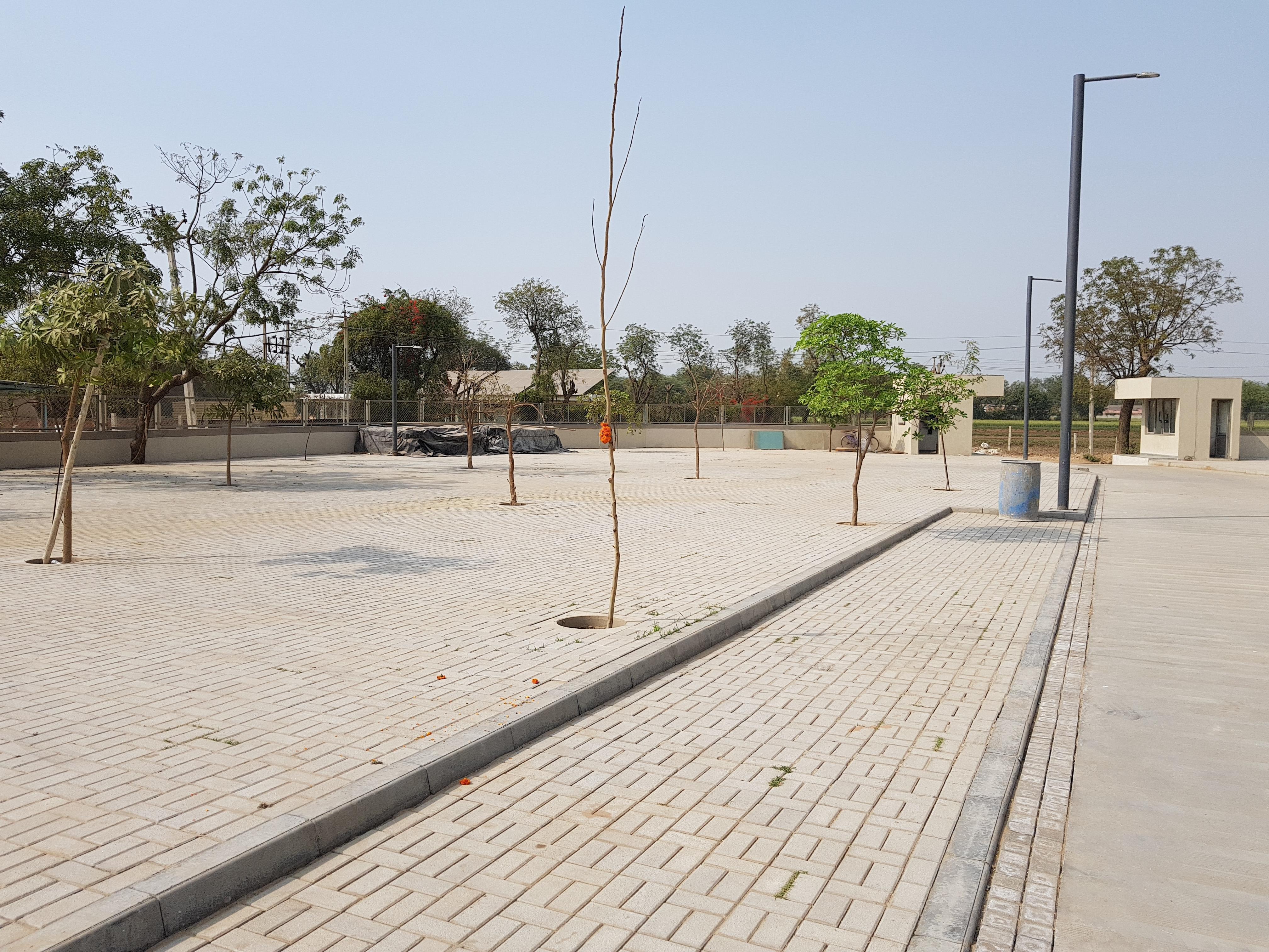 Bull Nose Vacuum Wetpress Kerbs Used to Give Access to Vehicles for Parking